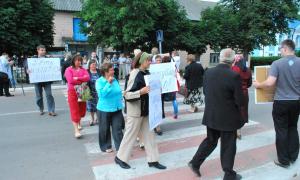 У Ратному селяни перекрили дорогу через борги за здане молоко