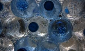 Вода у пластикових пляшках небезпечніша, ніж з-під крана