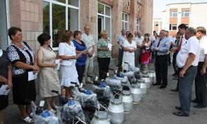 Ще 10 родинних ферм отримали доїльні апарати в подарунок
