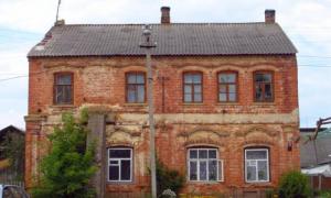 Занедбані старовинні будинки в Білорусі продають за 100 гривень