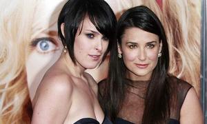 Дочки Демі Мур вимагатимуть через суд обмежити їх спілкування з матір’ю