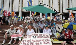 Активісти припинили голодування під Українським домом