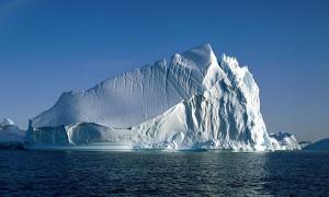 Від гренландського льодовика відколовся величезний айсберг