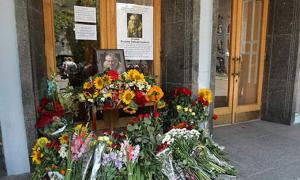 Шанувальники Богдана Ступки прийшли до театру Франка з оберемками квітів