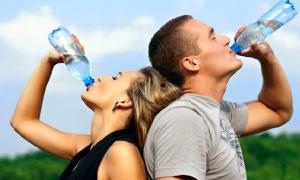 МОЗ радить у спеку пити більше води і відмовитися від алкоголю й кави