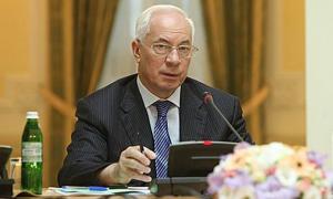 Азаров каже, що мажори повинні ходити пішки