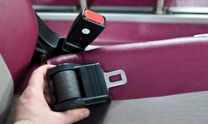 В автобусах пасажири будуть пристібатися пасками безпеки