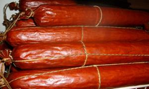 На Варшавському ринку Луцька вилучили 66 кг неякісної ковбаси