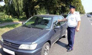 Водій-порушник півтори години не виходив із машини, а потім ще й чинив опір даішникам