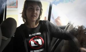 Білоруській журналістці присудили максимальний штраф за фото з плюшевим ведмедем