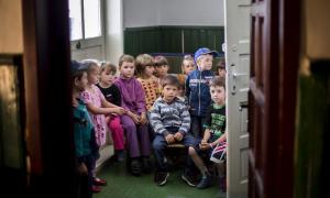 Азаров пообіцяв, що наступного року черг у дитсадочки не буде