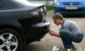 Ображений майстер зняв із машини номерні знаки