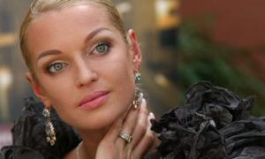 Волочкова пішла в монастир у коротенькій сукні