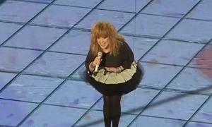 Пугачова змінила балахон на міні-спідницю