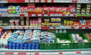 Азаров пропонує розміщувати ненатуральні молокопродукти на окремих полицях