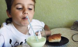 Волинських школярів хочуть навчити пити молоко