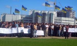 Провокатори з російськими прапорами ледь не влаштували бійку під стінами облради