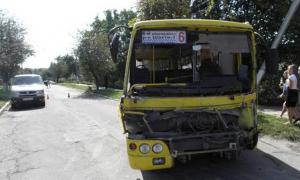 У Нововолинську зіткнулись автобус і вантажівка, 11 людей травмовано