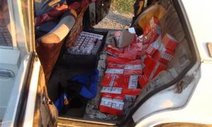 Українець під обшивкою дверцят та килимками сховав 150 блоків сигарет