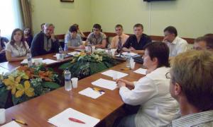 Громадські активісти Луцька спробували вирішити проблему заклеювання міста рекламою