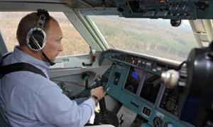 Путін на дельтаплані очолить зграю журавлів, щоб показати їм маршрут перельоту