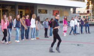 У Луцьку всіх охочих вчать танцювати прямо на майдані