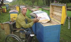 Чоловік без ніг тримає пасіку, майструє вулики, ще й таксує