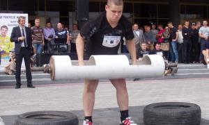 У Луцьку стронгмени гралися з 300-кілограмовими снарядами