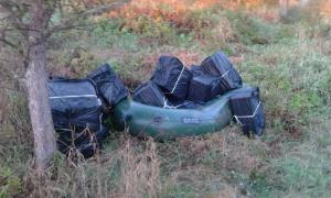 Поблизу кордону з Польщею затримали три човни та 41 ящик сигарет