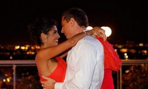 Санта Дімопулос на весілля вбрала довгу червону сукню 