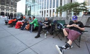 Фанати шикуються в черги перед магазинами Apple в очікуванні 21 вересня