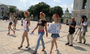 За оголені груди учасницям Femen платять тисячу доларів