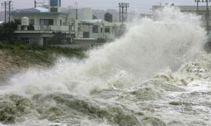 У Японії вирує тайфун, хвилі якого сягають 12 метрів