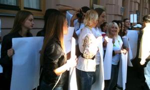 Журналісти з білими аркушами протестують під Радою проти закону про наклеп