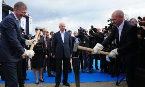 Азаров забив символічний кілок під будівництво заводу з виробництва ядерного палива