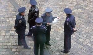 Азаров пообіцяв не скорочувати кількість міліціонерів
