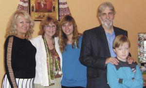 Американська родина всиновила двох українських дітей і переїхала жити у Рованці