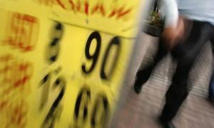 Українці забирають з банків гривню і переводять її у долари