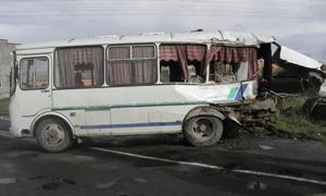 Четверо людей постраждали в результаті зіткнення поїзда та автобуса