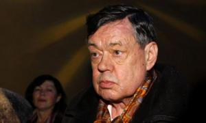 Микола Караченцов уперше зміг самостійно піднятися з інвалідного візка