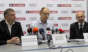 Яценюк: У бюджеті не лишилось грошей на два останні місяці року