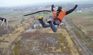 У Луцьку стрибки з 56-метрової труби стали дуже популярними