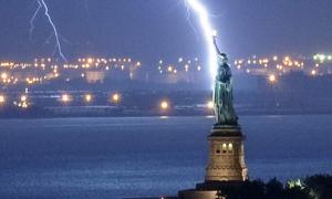 У Нью-Йорку через ураган закрили для відвідування Статую Свободи
