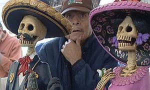 У Мексиці вшановують померлих цукровими черепами і вдягнутими скелетами