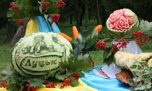 У руках лучанки з кавунів і гарбузів проростають квіти