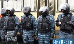 У Первомайську «Беркут» оточив автобус із протоколами