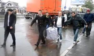 У Первомайську опозиція на чолі з Москалем відібрала протоколи у силовиків