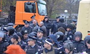 У Первомайську «Беркут» силою забрав оригінали протоколів