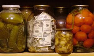 Третина українців регулярно відкладає гроші на чорний день