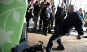 Львівський педіатр протягнув зубами 20-тонний трамвай
